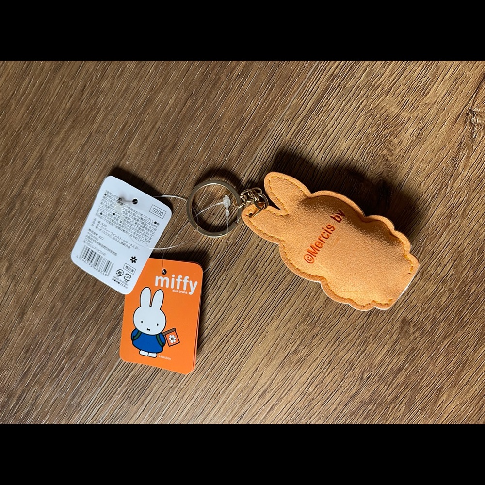 MIFFY-Imported (NWT) Crystal Character Keychain with Clip - Picture 3 of 9